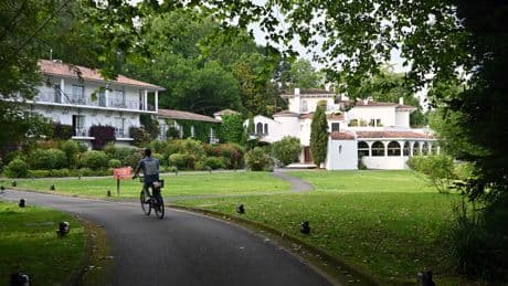 Biarritz y el hotel Brindos: lujo sin excesos y buen gusto francés en un castillo con un lago privado
