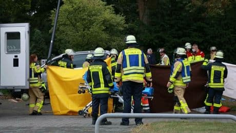 Schrecklicher Unfall in Krefeld - Zwillinge auf Friedhofs-Parkplatz totgefahren