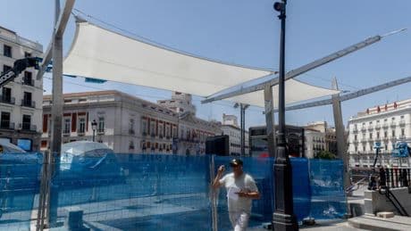 Abrasados en la Puerta del Sol: toldos de 1,5 millones que no dan sombra