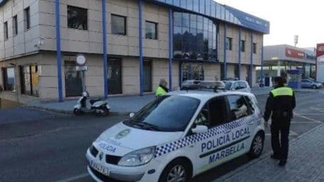 Un grupo de jóvenes, a golpes y mordiscos con unos policías locales de Marbella