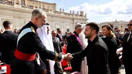 El Rey saluda a Zelenski en la plaza de San Pedro del Vaticano