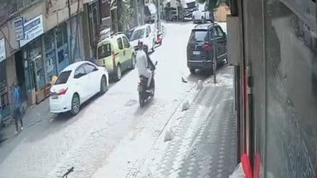 Zeytinburnu’nda emlak ofisine silahlı saldırı! O anlar kamerada