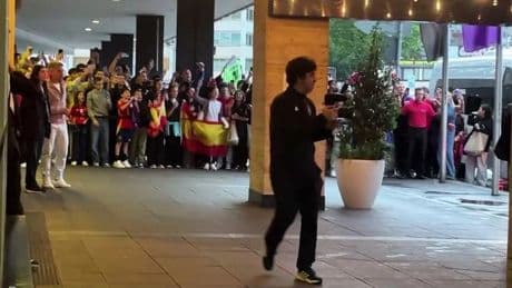 El detallazo de Morata con los aficionados en la llegada de la selección