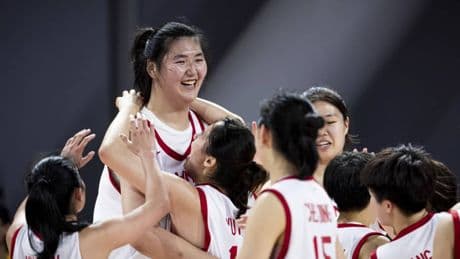 La giganta china de 2,20 y 18 años asombra en su debut con la selección absoluta