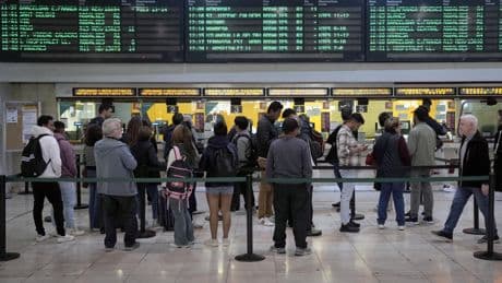 Miles de viajeros atrapados en 18 trenes por el robo de cable en Toledo