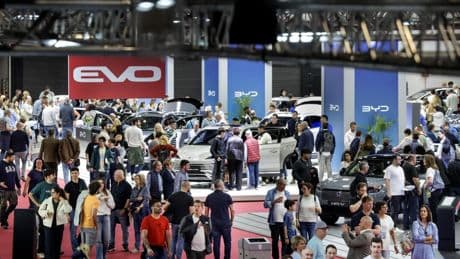 Las ganas de comprarse un coche nuevo llenan el salón Automobile