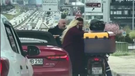 Trafikte tartıştığı motokuryeye silah çekti!