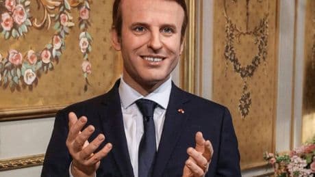 « On l’avait promis dès le début c’est un emprunt » : la statue de cire d’Emmanuel Macron déposé devant le siège d’EDF par Greenpeace