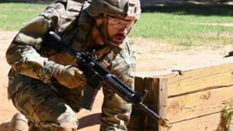 L'esercito americano usa gli influencer per reclutare soldati Gen Z: mitra tra foto in palestra e ricette di cucina
