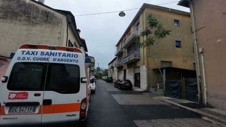 Donna incinta al nono mese precipita dalla finestra a Terni, morto il bambino: lei è gravissima