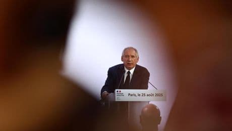 Bayrou presenta una moción de confianza ante la falta de mayoría para sacar unos Presupuestos austeros