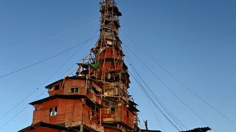 En signe de résistance aux autorités, un homme construit une tour farfelue et bringuebalante