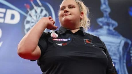 Beau Greaves 'can't win' as darts superstar weighs up huge career decision