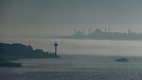 İstanbul Boğazı'nda gemi trafiği sis nedeniyle geçici olarak durduruldu