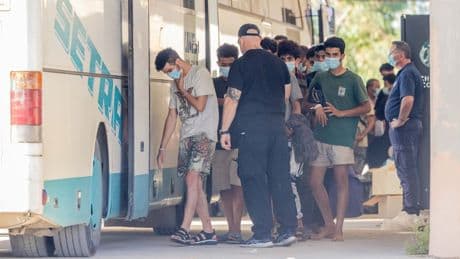 Im Urlaubsparadies Kreta - Flüchtlinge aus Lagerhalle weggefahren