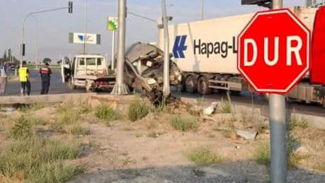 Ticari araç elektrik direğine çarptı! Çok sayıda yaralı var