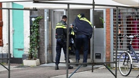 Opschudding op Albert Cuypmarkt na politie-inval: ’Er is achttien man smeris binnen, mét honden!’