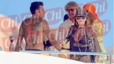 Fedez, La Russa e Santanché insieme in Costa Smeralda su uno yacht da 50mila euro a settimana