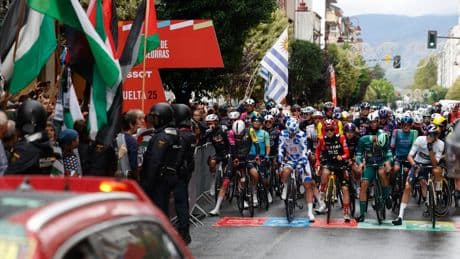 Las protestas de los activistas en favor de Palestina sacuden la Vuelta a España: “Los ciclistas tienen miedo”