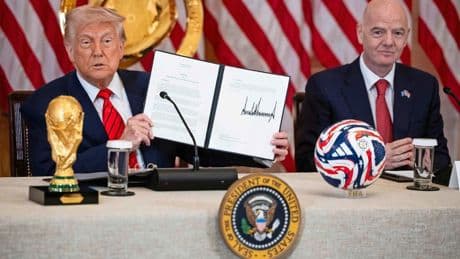 Donald Trump zinspeelt in persmoment met FIFA-voorzitter Gianni Infantino op WK als ’beloning voor Rusland’