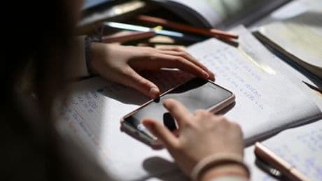 Digitale Schulen: Es braucht eine KI-Pflicht statt eines Handyverbots an Schulen