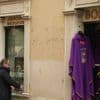 Mort du pape François : les boutiques de souvenirs du Vatican font le plein