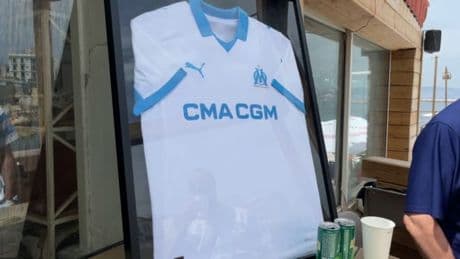OM: le maillot domicile dévoilé lors d'une "régalade" sur la corniche Kennedy