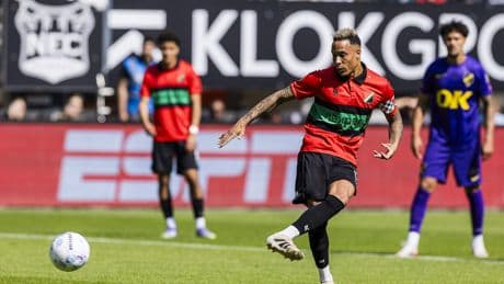 Bijzondere penalty uit stand van Tjaronn Chery helpt swingend NEC aan nieuwe winst en blijft koploper in Eredivisie