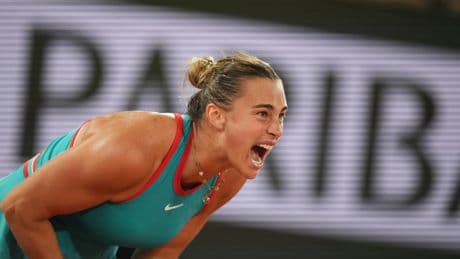 Sabalenka le quita la corona de París a Swiatek y se estrena en una final