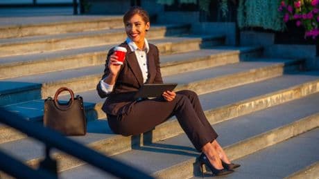 El bolso tendencia que conquista a las 'fashionistas' y promete convertirse en el accesorio imprescindible de esta temporada
