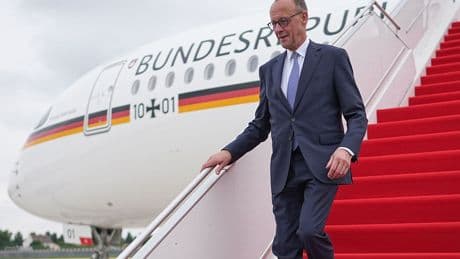 Erst Paris, dann Warschau: Umarmung für Europa: Merz und Macron wollen "Neustart"