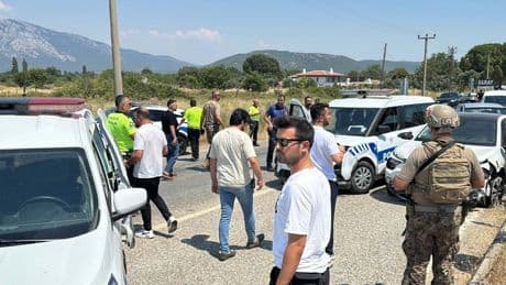 'Dur' ihtarına uymayıp kaçarken 4 polis aracına çarptı