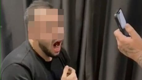 Erschreckendes Folter-Video - Rocker zwingt Geisel, Patrone zu schlucken