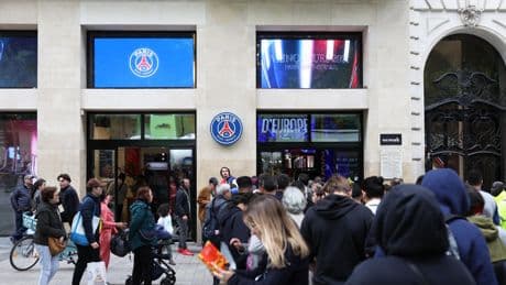 PSG : «Je suis obligé de le prendre», les files d’attente ne désemplissent pas pour le maillot étoilé