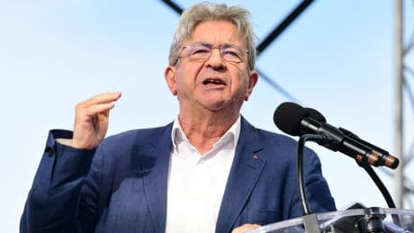Jean-Luc Mélenchon ne compte pas aider le PS à décrocher Matignon et préfère viser Emmanuel Macron