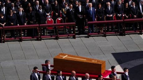 "El funeral de un pastor, no de un soberano": Roma despide al papa Francisco en una liturgia sencilla con pompa vaticana