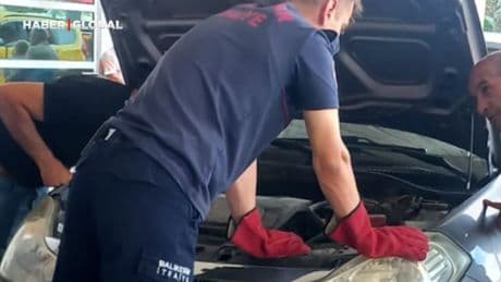 Gönen'de aracının motor bölümünden öyle bir yılan çıktı ki baktıkça inanamadı!