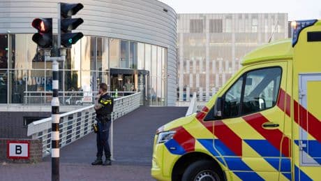 ’Leraar (53) neergestoken tijdens musical basisschool Alblasserdam, kinderen zien drama gebeuren’