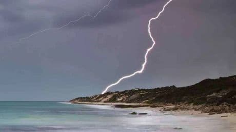 Fiumicino chiuso per maltempo, una frana isola ancora Cortina