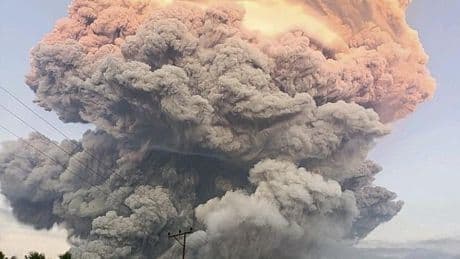 Indonesia eleva al máximo la alerta por el volcán Lewotobi Laki-Laki tras nueva erupción