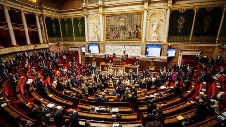 Francia aprueba legalizar la eutanasia para enfermos incurables