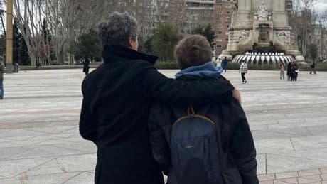 La odisea de los niños TEA para obtener un pupitre en Madrid: "No saben tratar a mi hijo y lo discriminan por su autismo"
