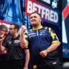 Luke Littler voltooit ‘triple crown’: 18-jarige dartsensatie wint World Matchplay én ruim 230.000 euro