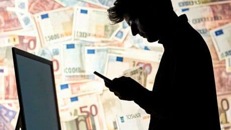 « Vous êtes chez vous ? » : comment éviter l’arnaque aux faux conseillers bancaires