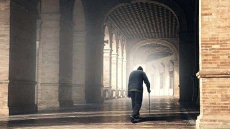 ¿Por qué se nos curva la espalda con la edad y qué podemos hacer para evitarlo?