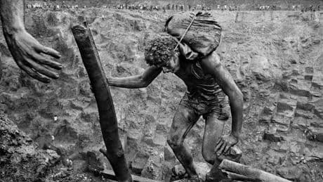 Sebastião Salgado, l’humaniste qui cherchait “la dignité là où l’œil commun voyait la ruine”