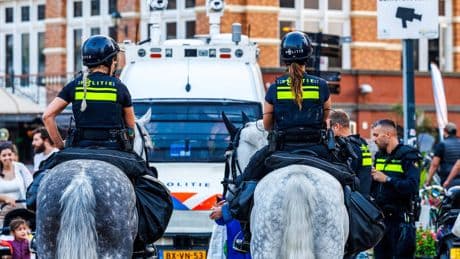 Man rijdt uit woede in op politieagenten en -paarden in Den Bosch