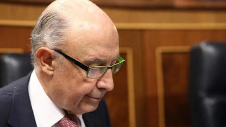 El juez considera que Montoro jugó un "rol nuclear" y abusó de su poder para beneficiar a empresas de varios sectores