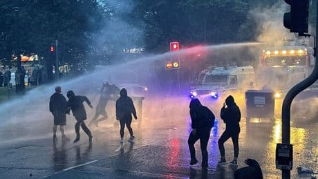 Molotow-Coktails in Nordirland - Randale erschüttert die Straßen