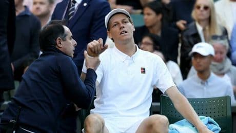 Sinner si ritira da Wimbledon? I dubbi dopo l'infortunio al gomito: dall'allenamento annullato al match spostato dal Centrale al campo 1